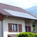 Photographie de panneaux solaires sur le toit d'une habitation