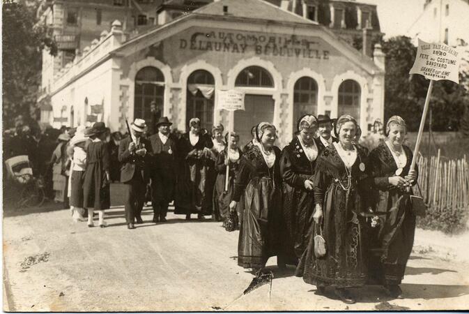 Carte postale de la fête du costume savoyard en 1921. Coll. Archives d’Aix-les-Bains