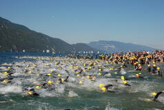Triathlon d'Aix-les-Bains : natation dans le lac du Bourget