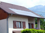 Photographie de panneaux solaires sur le toit d'une habitation